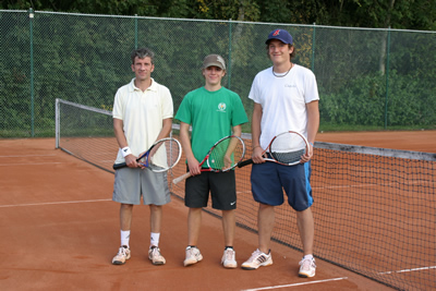 Die Medaillengewinner der diesjährigen Stadtmeisterschaften im Herreneinzel von links nach rechts: Martin Scheu auf Platz 2, Stadtmeister Tobias Haas und auf Rang 3 Julian Hirt