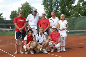 von links (stehend): Carolin Hirt (1. Platz TC Rot Weiss), Mathias Villinger (4. Platz TC Hochemmingen), Reinhard Hiss (2. Platz TC Rot Weiss), Knut-Eike Buchmann (3. Platz TC Rot Weiss, Renate von Grafenstein (3. Platz TC Rot Weiss)