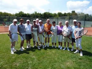 Mit Spaß und Spiel dabei, die Teilnehmer des Senioren-Mixed-Turniers v. l. P. Otten, E. Hoss, O. Bollin, B. Ulhöfer, E. Friebe, I. Friebe, E. Buchmann, D. Bopele, H. Stegmaier, E. Rottenecker, W. Engelke, G. Ackermann.