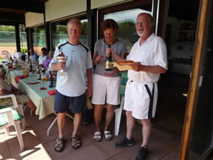 Stolz auf den Wanderpokal: überreicht durch Paul Otten an Winni Engelke und Elfi Hoss.