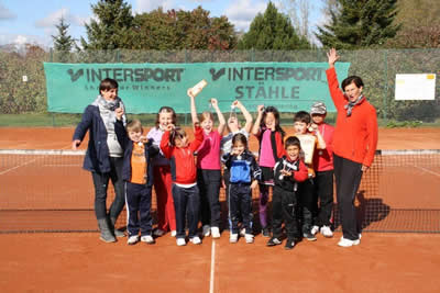 Mit Begeisterung und Stolz auf die errungenen Medaillen, die Nachwuchsspieler des TC Bad Dürrheim mit Jugendwartin Carolin Hirt (l.) und Trainerin Elfi Hoss (r.)