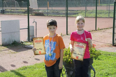 Die stolzen Gewinner des Nachwuchs-Herbstturnieres des TC Bad Dürrheim v. l. Kenny Frey und Vivian Schmider