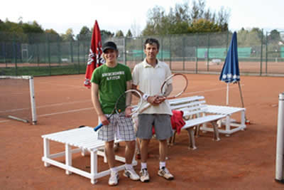 „Clubmeister und Vize“: v.l. Der stolze Titelverteidiger Tobias Haas und erneute Vizemeister Martin Scheu nach einem hart umkämpften Endspiel auf der Dürrheimer Tennisanlage